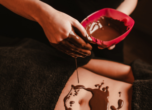 MASAJE CON PLUMAS DE AVESTRUZ + CHOCOLATE