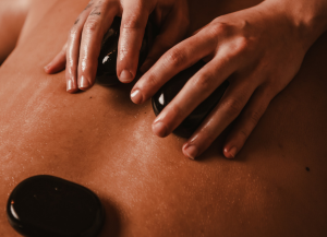 MASAJE DE PIEDRAS VOLCÁNICAS